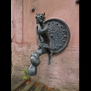 Das sog. Teufelchen am sandsteinernen Pumpenstock mit Schwengel gegenüber von Schloss Philippsruhe